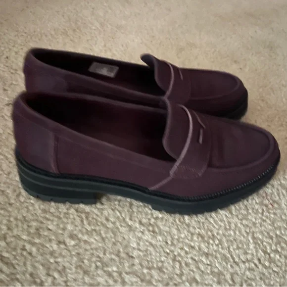 TOMS. Never worn. - Picture 2 of 3
